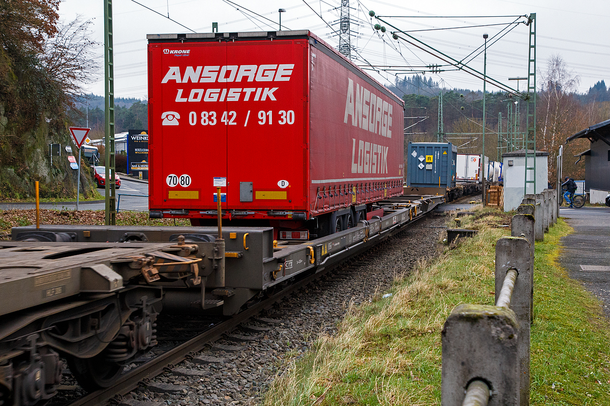 Achtachsiger niedrig gelegte Doppelwagen Jumbo II / Mega II (Trag-/Taschenwagen-Doppeleinheit) der Gattung Sdggmrrss, 83 85 4933 045-5 CH-HUPAC, der Hupac Intermodal SA, am 15.01.2022 im Zugverband bei einer Zugdurchfahrt in Scheuerfeld (Sieg). Diese Wageneinheiten bestehen aus einer niedrigen Taschenwagenhälfte („SK“) und einer niedrigen Tragwagenhälfte für Container und Wechselbehälter („CT“). Die beiden Wagenhälften sind mit einer, im Normalbetrieb nicht zu trennenden, (von den Waggons der RoLa, Saadkms 690, abgeleiteten) Kurzkupplung verbunden.

Der niedrig gelegte Doppelwagen Mega II ist fast 37 Meter lang. Er wurde 2003 eingeführt und ist heute auf allen Shuttle Net-Relationen der HUPAC im Einsatz. Der Mega-Wagen ermöglicht den Transport von Standard- und Megatrailern mit einer verfügbaren Innenhöhe von 2,55 bis 3,0 Metern je nach Streckenprofil. Durch die niedrig gelegte Ladefläche können C 70-400 kodifizierte Jumbo-Wechselbehälter bis Norditalien und High-Cube-Container bis Süditalien auf der Gotthardstrecke transportiert werden.

Zusätzlich der Eignung für die neuen Megatrailer, wegen deren Umschlagtechnik mittels tiefliegenden Greifkantenbeschlägen ein sehr niedrig aufbauender Wagenrahmen erforderlich ist, sollten auch Container und Wechselbehälter mit großen Höhenmassen alpenquerend befördert werden können. Damit war ein über die Ladelänge nicht in der Höhe gekröpfter Wagenrahmen erforderlich. Die verglichen mit der „Standardhöhe“ von 1.175 mm über Schienenoberkante (SOK), sehr niedrige Aufstandshöhe von nur 855 mm des MEGA II machte den Einsatz von Drehgestellen der Bauart Y31 Lsi(f) notwendig. Diese weisen eine geringere Bauhöhe, durch kleinere Radsätze mit 760 mm Laufkreisdurchmesser und maximal 18 t Radsatzlast, auf.

Hersteller dieser Wagen ist die Ferriere Cattaneo in Giubiasco (Schweiz), die 115 Wagen (230 Wagenmodule) hergestellt hat. 
