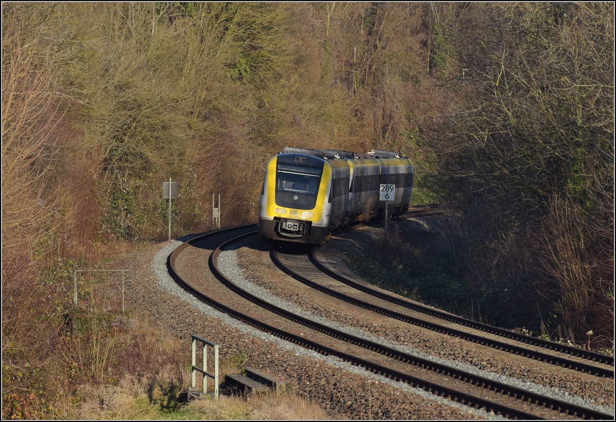 Aktueller Stand rechts des Hochrheins.

612er Doppeltraktion jetzt auch in Schwachlastzeiten, wobei die Auslastung teilweise weit unter 10% liegt. In Singen oder Schaffhausen hatte ich bisher 25, 16 und 12 Fahrgäste gezählt. Das waren selbst zu Corona-Ausgangssperrenzeiten deutlich mehr. An hinterer Position im Blick 612 037. Karsau, Dezember 2021. 