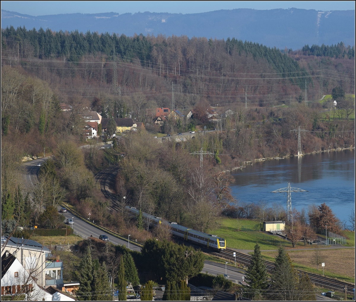 Aktueller Stand rechts des Hochrheins.

612er Doppeltraktion jetzt auch in Schwachlastzeiten, wobei die Auslastung teilweise weit unter 10% liegt. In Singen oder Schaffhausen hatte ich bisher 25, 16 und 12 Fahrgäste gezählt. Das waren selbst zu Corona-Ausgangssperrenzeiten deutlich mehr. Karsau, Dezember 2021. 