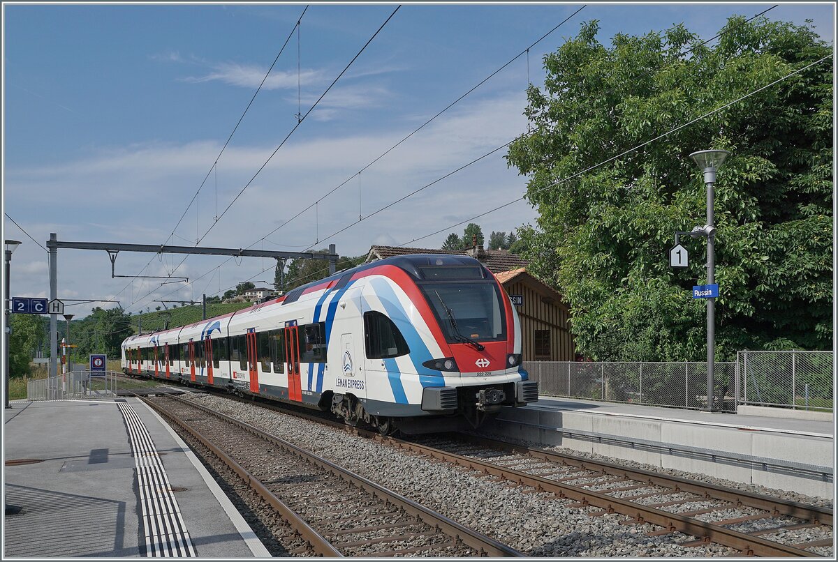 Allen Änderungen zum Trotz bewahrt der Halte Russin auf der Strecke Genève - La Plaine immer noch einen Hauch Nostalgie. Heute verkehren unter den vor wenigen Jahren umgestellten Strom- und Signalsystem (25 000 V Wechsel- statt 3000 V Gleichstrom / SBB statt SNCF Signale) und an vor kurzem neu errichteten Bahnsteigen die Léman Express Züge  RABe 522 der Linie SL5 (und in HVZ zusätzliche SL6). 

Der SBB LEX RABe 522 228 auf der Fahrt vor La Plaine nach Genève beim Halt in Russin. 

28. Juni 2021