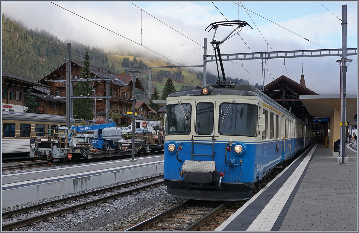 Allen Alpinas zum Trotz konnte auch am 30. Okt noch ein MOB ABDe 8/8 im Planeinsatz bewundert werden. Der ABDe 8/8 4001 SUISSE , mit dem Regionalzug 2210 von Montreux nach Zweisimmen gekommen, ist nur mit dem Regionalzug 2213 für die Rückfahrt nach Montreux bereit. 
30. Okt 2017