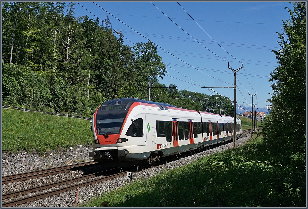Alltagsbetrieb bei Bussigny: Der SBB RABe 523 014 fährt als S5 nach Grandson.

8. Juni 2019