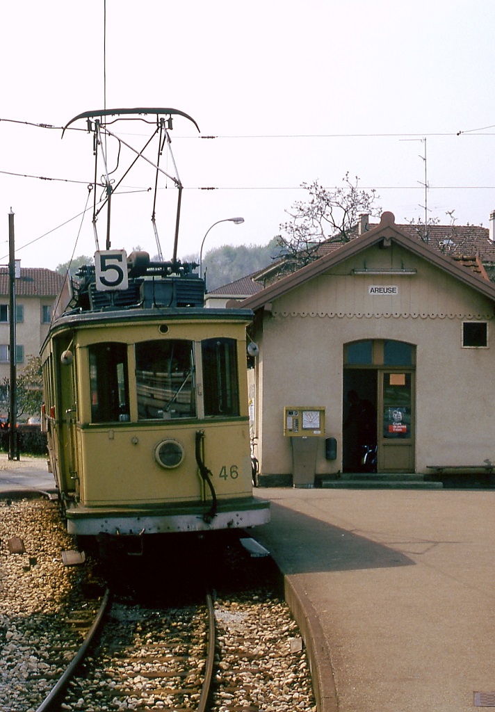 Als Erg�nzung zu Ollis aktuellen Aufnahmen der Tramway Neuchatelois noch einige Bilder aus dem Mai 1980: In Areuse begann damals noch die ca. 800 m lange Nebenstrecke nach Cortaillod, den Anschlu� an die Z�ge nach Boudry stellte der damals schon 78 Jahre alte Be 2/4 46 her.