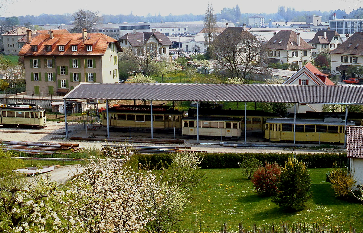 Als Erg�nzung zu Ollis aktuellen Aufnahmen der Tramway Neuchatelois noch einige Bilder aus dem Mai 1980: In Cortaillod befand sich dieser Unterstand ( Wagenhalle  w�re etwas �bertrieben) f�r abgestellte Fahrzeuge. Ein Verbotsschild warnte �brigens vor dem Betreten des Gel�ndes. Da sogar im  Reisef�hrer zu den Privatbahnen der Schweiz  ausdr�cklich darauf hingewiesen wurde, verzichtete ich (bis auf einen Schnappschuss des links sichtbaren Be 2/2 72) auf eine n�here Erkundung und beschr�nkte mich auf Bilder aus den Weinbergen.