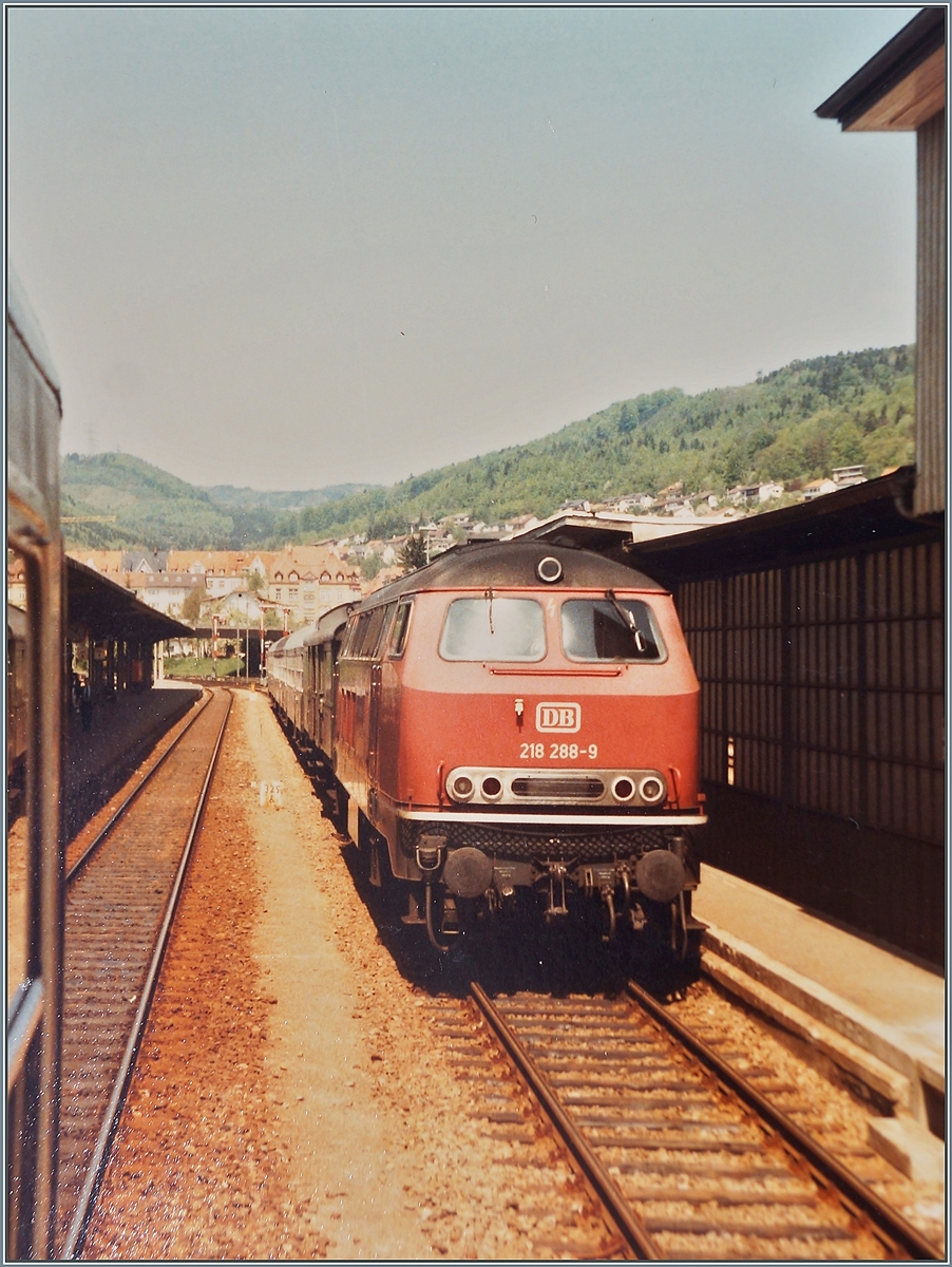 Als kleine Ergänzung zu den interessanten Bildern von Olli zum Thema   Traktionswandel am Hochrhein  hier noch zwei Bilder aus Waldshut: die DB 218 288-9 wartet mit ihrem Nahverkehrszug 5615 auf die Abfahrt nach Erzingen.
9. Mai 1984