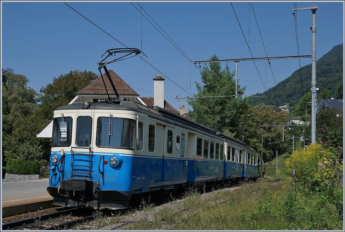 Als Leeermaterialzug auf der Fahrt nach Montreux muss der MOB BDe 8/8 4004 Fribourg in Fontanivent kurz auf die Streckenfreigabe (Blockdistanz) warten.
21. August 2018