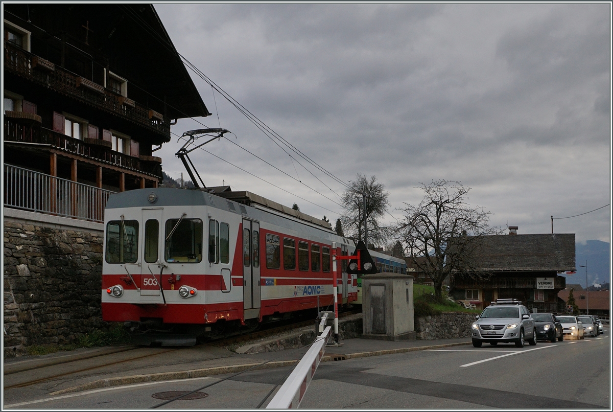 Als Regionalzug von Champéry nach Aigle erreicht der AOMC BDeh 4/4 503 in Kürze den Bahnhof von Troistrorrents.

7. April 2016 