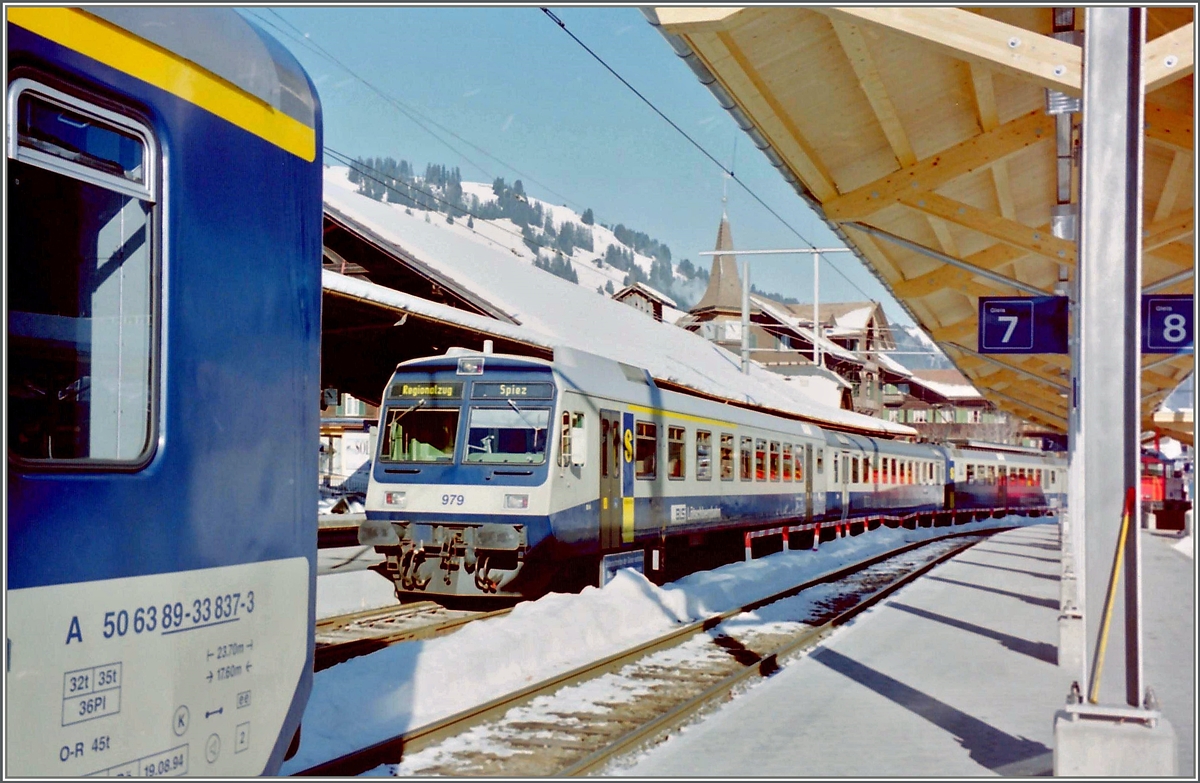 Als sich die BLS noch mehrheitlich  Blau/Cr�me  zeigte, entstand dieses Bild in Zweisimmen und zeigt einen ankommenden RBDe 4/4 Pendlelzug.
Jan. 2000