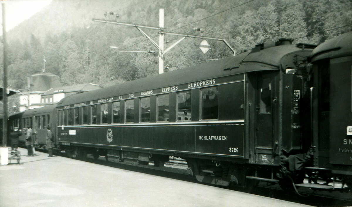 Altbau Schlafwagen waren h�ufig, hier Wagen CIWL 3726 in Interlaken Ost, um 1963. Ziel war vermutlich Calais (Anschrift am Wagen: Interlaken Ost - Calais (-London)). (Ob es auch Wagenl�ufe Interlaken Ost - Oostende (-London) gab habe ich noch nicht herausgefunden.) Die Wagen wurden mit Kohle beheizt, und der charakteristische Kohle-Geruch signalisierte schon von weitem, dass ein Schlafwagen - und damit die  grosse weite Welt  - im Bahnhof stehe. So weit ich herausfinden konnte, geh�rt der Wagen 3726 zu einer Serie 3703-3742 (sp�ter 51 66 06-42 044 ff), die 1931 von der Wagenfabrik Gebr�der Cred� in Niederzwehren bei Kassel gebaut worden war. 