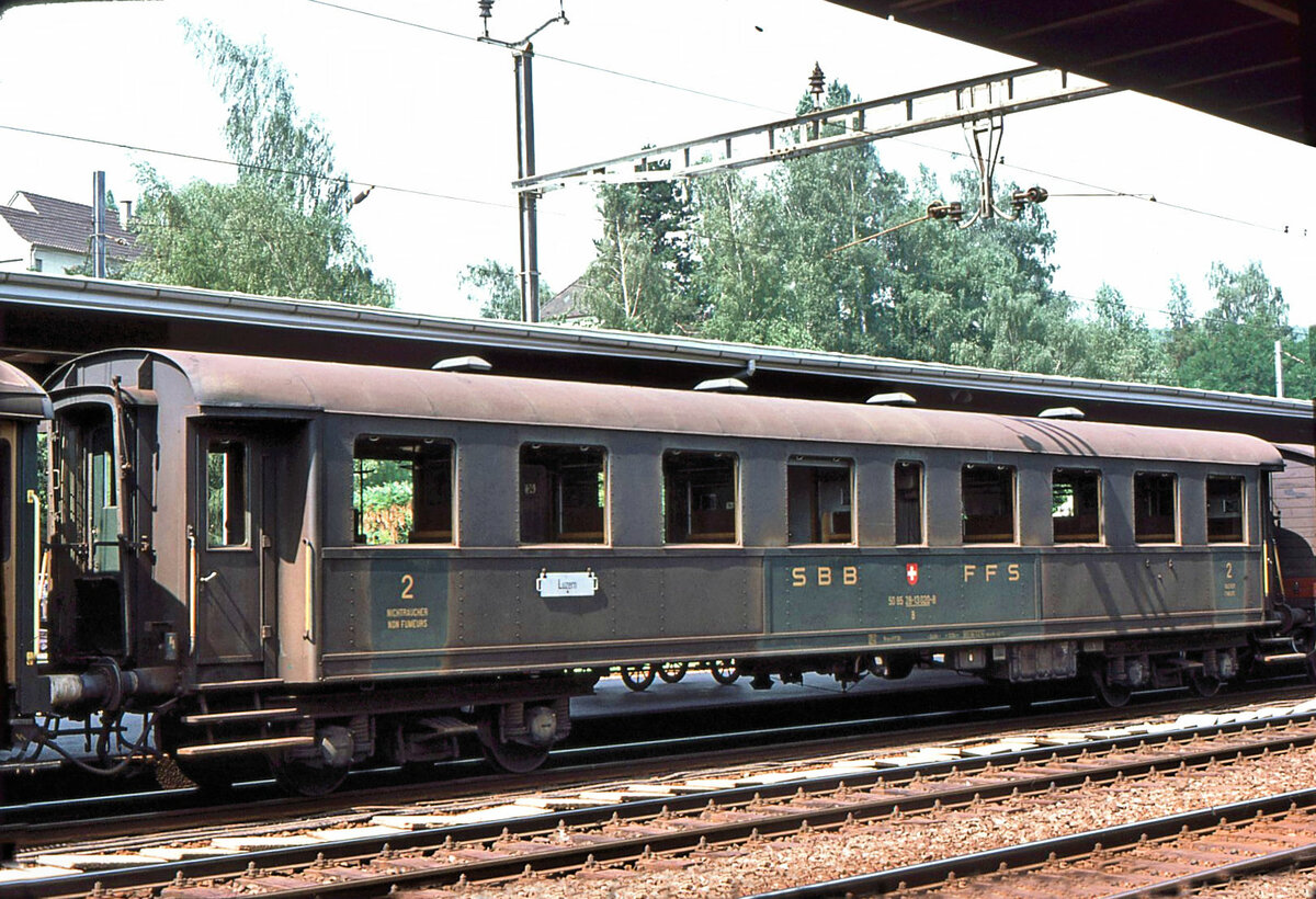 Altbaupersonenwagen SBB: Der Wagen 28-13 020 stammt aus dem Jahr 1931 (alte Nr. 8077 - 8094) und ist noch mit Dampfheizung ausger�stet. 1972 gab es noch 18 solche Wagen. Aufnahme Liestal, 3.August 1976 