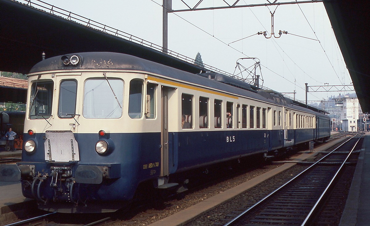 Altbautriebwagen der BLS: Da sich die ABDe 4/8 741-743 bewährten beschaffte die BLS in den 1950er Jahren fast baugleiche Triebwagen, die als ABDe 4/8 746-750 eingereiht wurden und bis Anfang der 2000er Jahre in Dienst standen. ABDe 4/8 748 wartet im Mai 1981 im Bahnhof Spiez auf die Abfahrt.