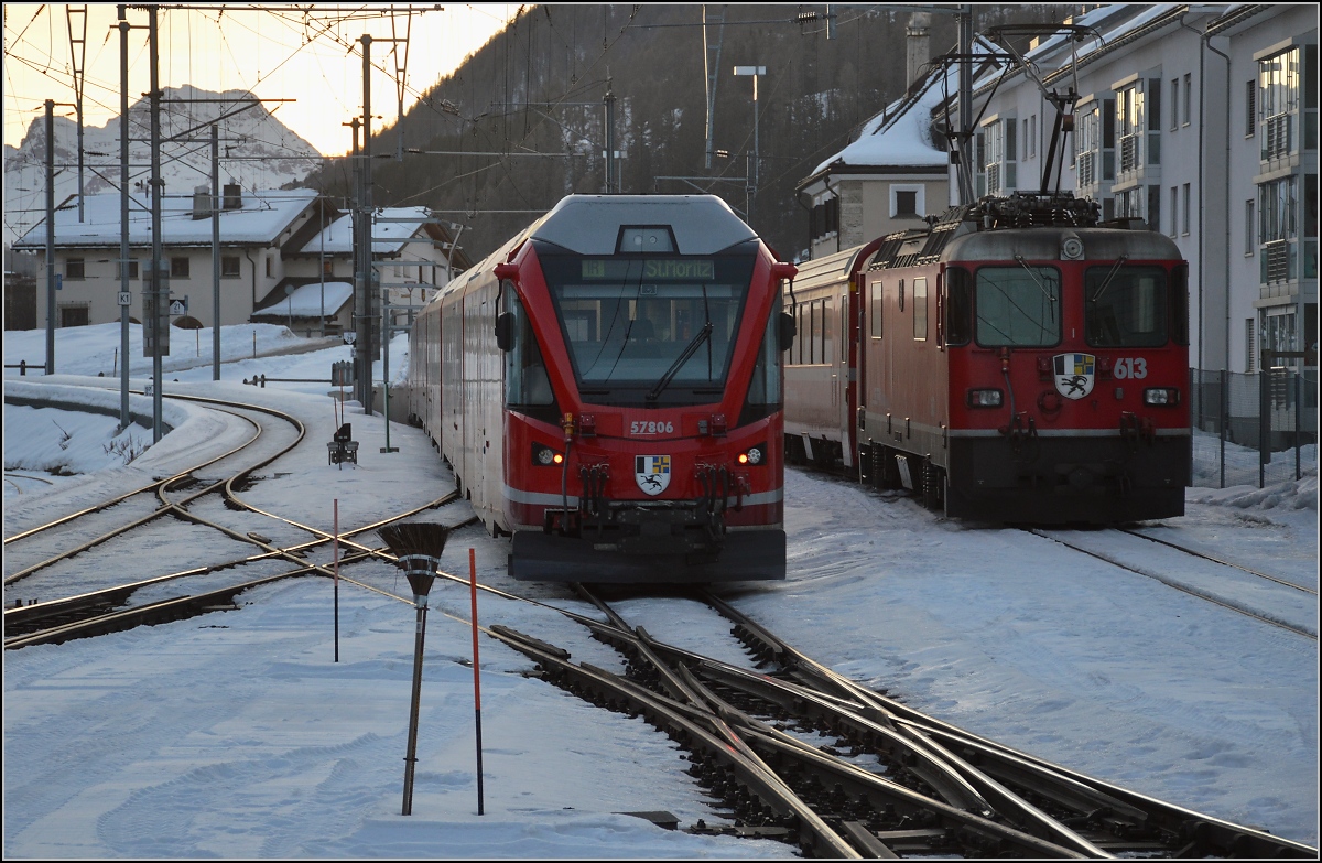 Alvra Gliederzug der RhB in Samedan, unter anderem als Besonderheit gibt es ein Stehplatz-Fotografenabteil am lokseitigen Ende, bei dem man die Fenster per Knopfdruck �ffnen kann. Januar 2020.