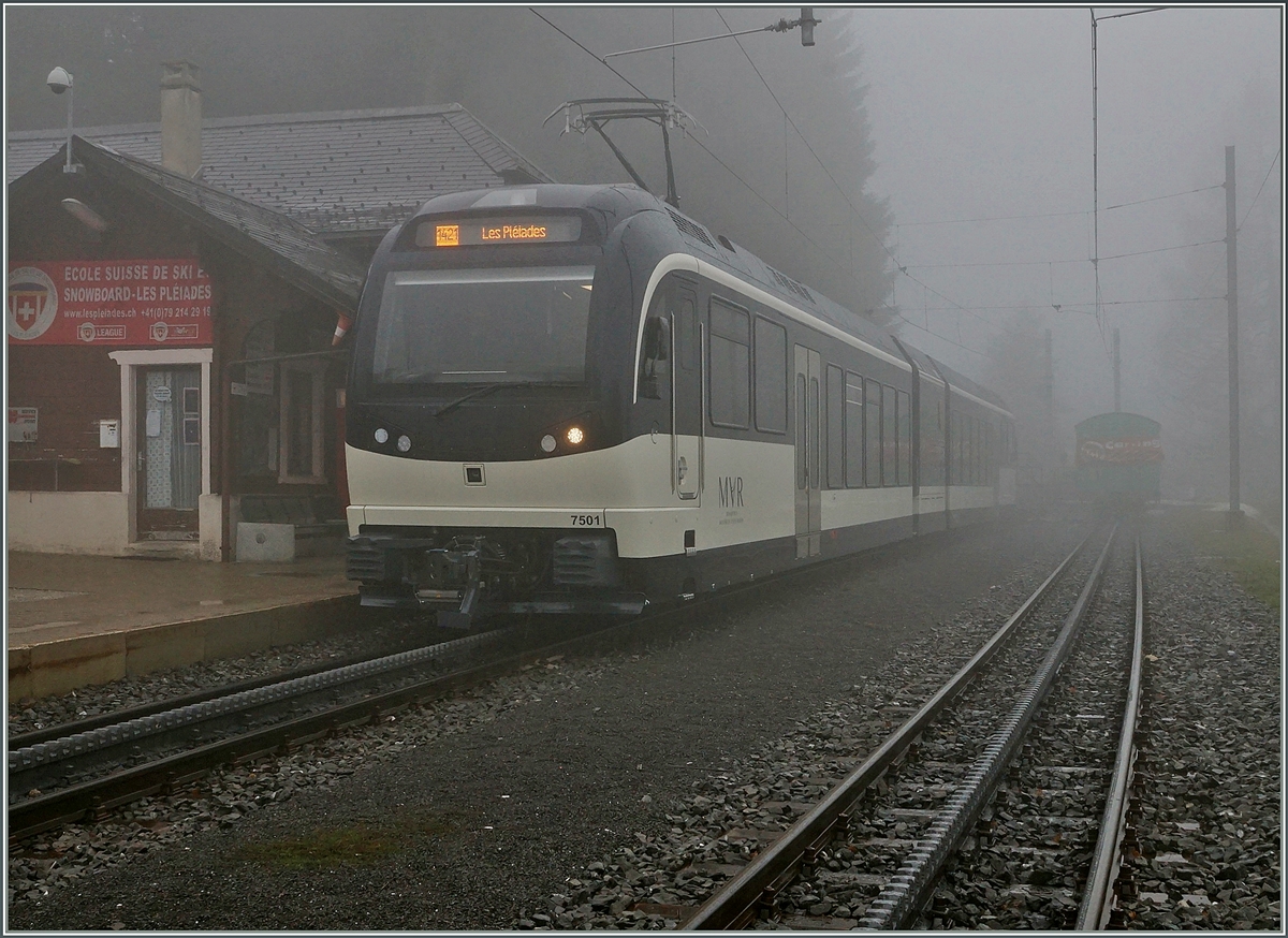 Am 13. April 2016 nahmen die SURF-Züge ABeh 2/6 bei der MVR offiziell den regulären Betrieb auf. 
Hier 1421 von Vevey her kommend auf Les Pléiades eingetroffen. 
Trotz der grossen Vielfallt an Fahrzeugen auf der CEV, konnten bisher nur die 1911 gebauten HGe 2/2 und die BDhe 2/4 bzw. Bhe 2/4 von 1970 auf der Zahnradstrecke bis auf Les Pleiades fahren. 
