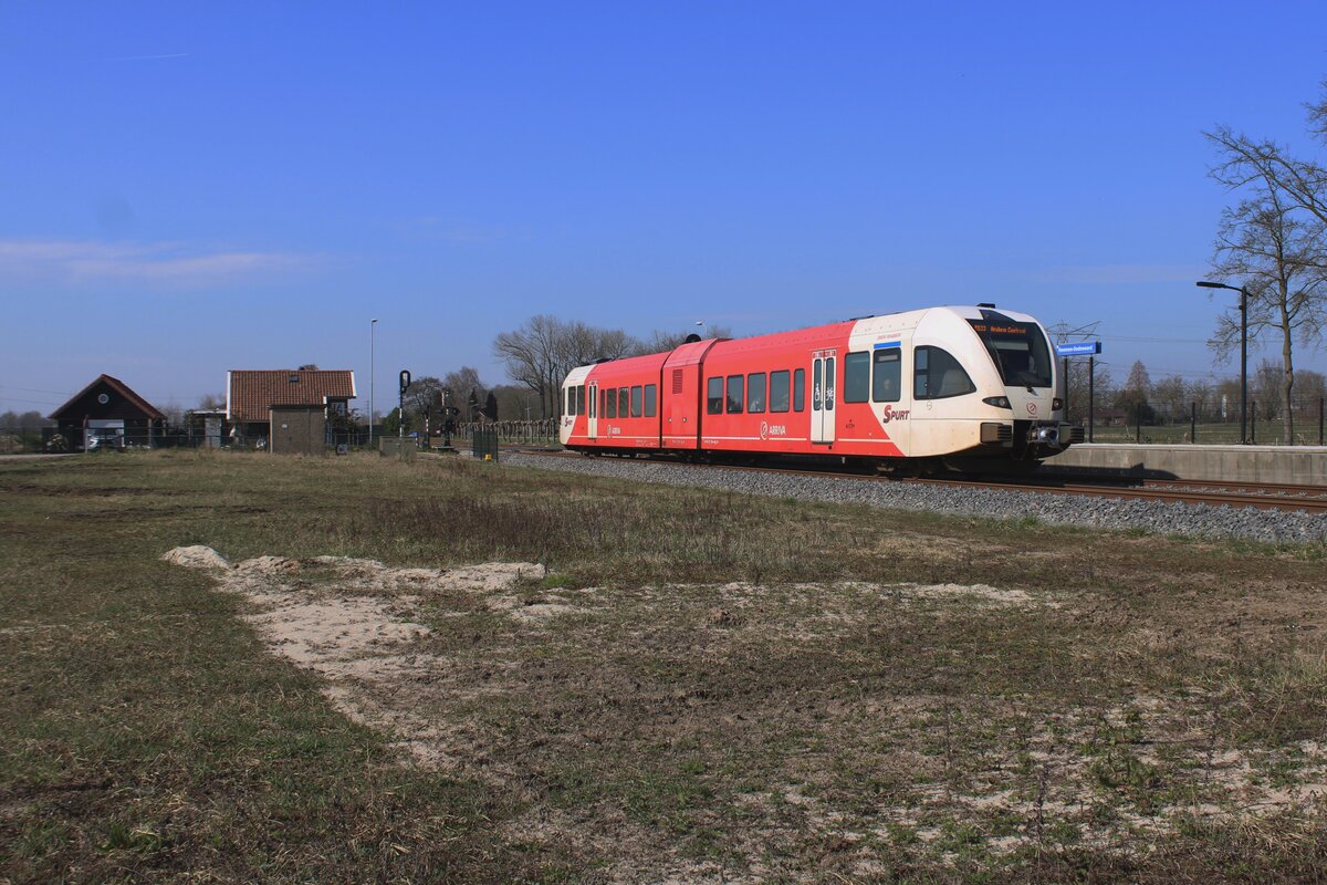 Am 20 März 2025 treft Arriva 254 'SIMON TAHAMATA' als REB Tiel--Arnhem in Hemmen-Dodewaard ein. Das Bil wurde vom offenbarer Weg beim Bahnhof gemacht.