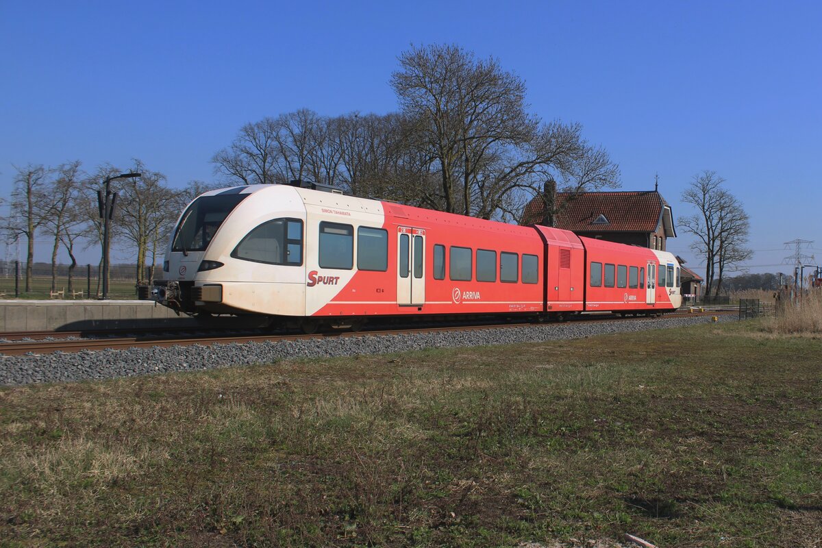 Am 20 März 2025 treft Arriva 254 'SIMON TAHAMATA' als REB Tiel--Arnhem in Hemmen-Dodewaard ein. Das Bil wurde vom offenbarer Weg beim Bahnhof gemacht.