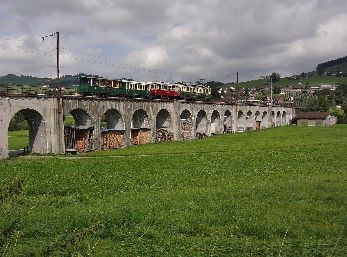 Am 21.09.2013 war der 1931 gebaute Triebwagen Nr. 5 der ehemaligen SGA (St. Gallen-Gais-Appenzell Bahn) unterwegs. Der elektrische Triebwagen vom Typ BCFeh 4/4 �berf�hrt mit dem Sonderzug den 296 m langen Sitterviadukt bei Appenzell in Fahrtrichtung St. Gallen.