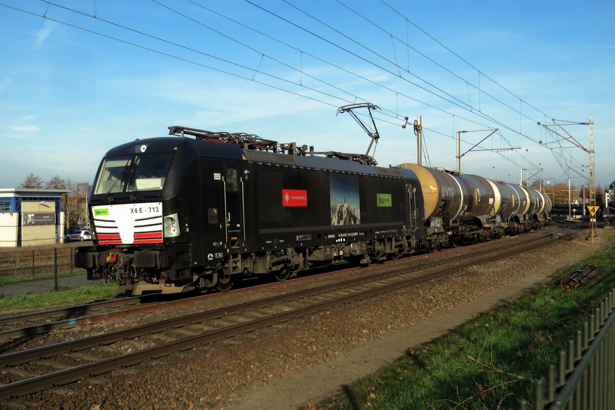 Am 25 November 2020 zieht BLS/XR X4E/193 713 ein umgeleiteter Kesselwagenzug durch Venlo-Vierpaardjes nach Köln und Basel.