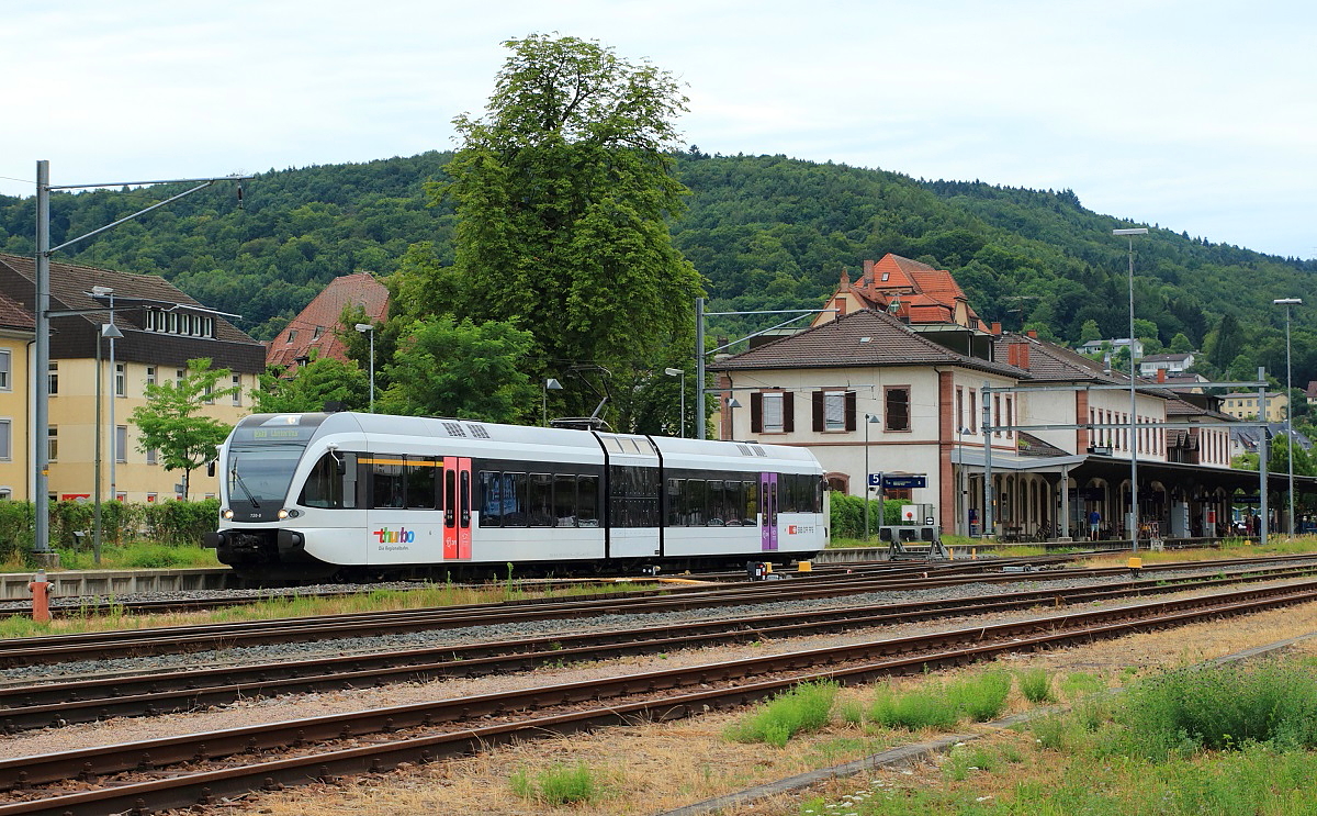 Am 26.07.2015 verl��t der RABe 526 720 den Bahnhof Waldshut in Richtung Winterthur. Gleis 5, von dem diese Z�ge abfahren, ist �brigens das einzige elektrifizierte Gleis in Waldshut.