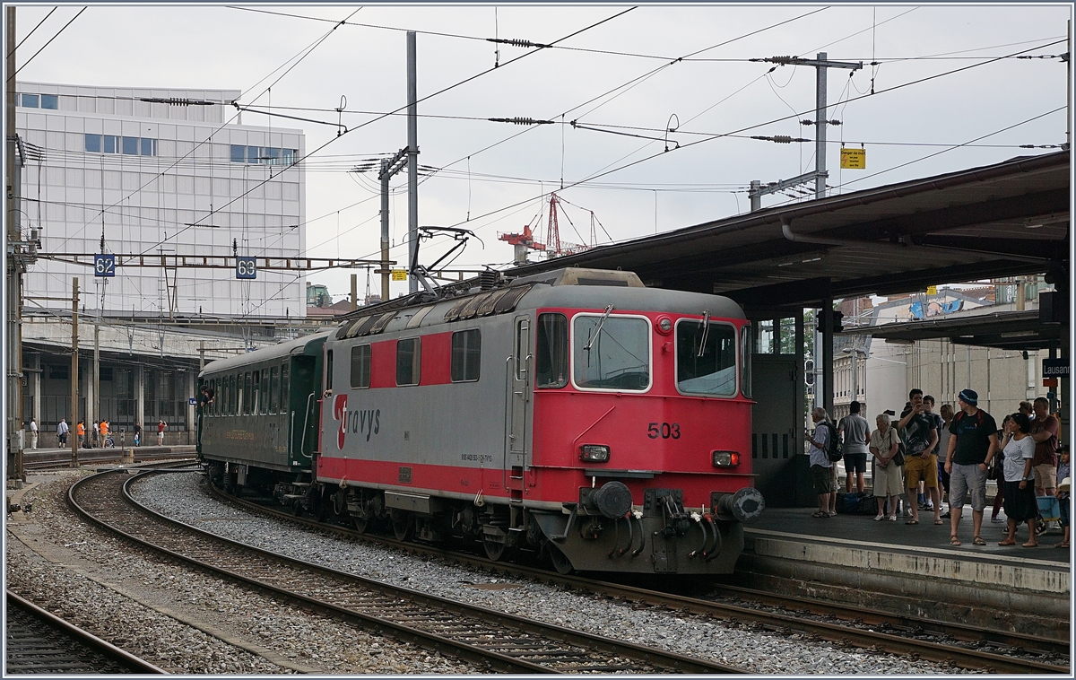 Am andern Ende des Zuges schiebt die Travys Re 4/4 II 503 (UIC 9185 4 420 503-5 CH-TVYS) den Zug etwas nach.
24. Juni 2017