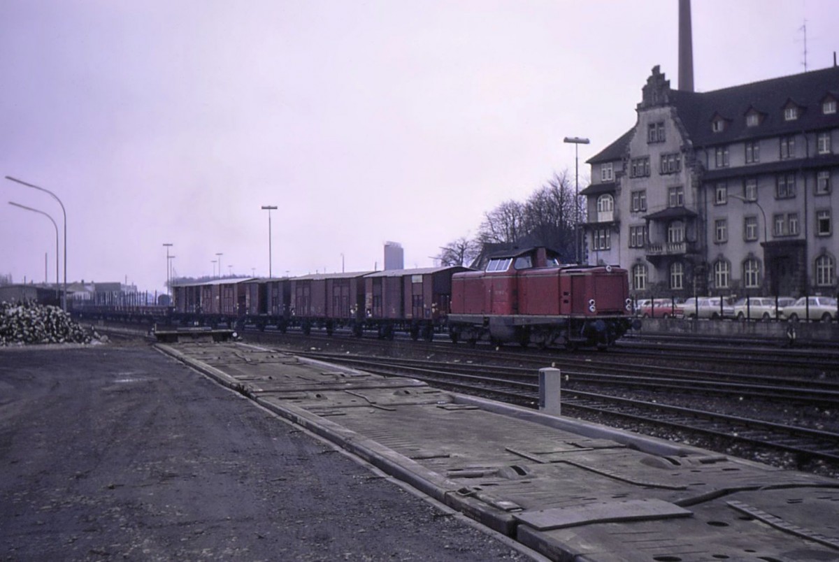 Am Bahnhof von Singen (Hohentwil): Diesellok 212 195 mit damaligen Güterwagen, vor allem Wagen aus Italien. 28.Februar 1969. 