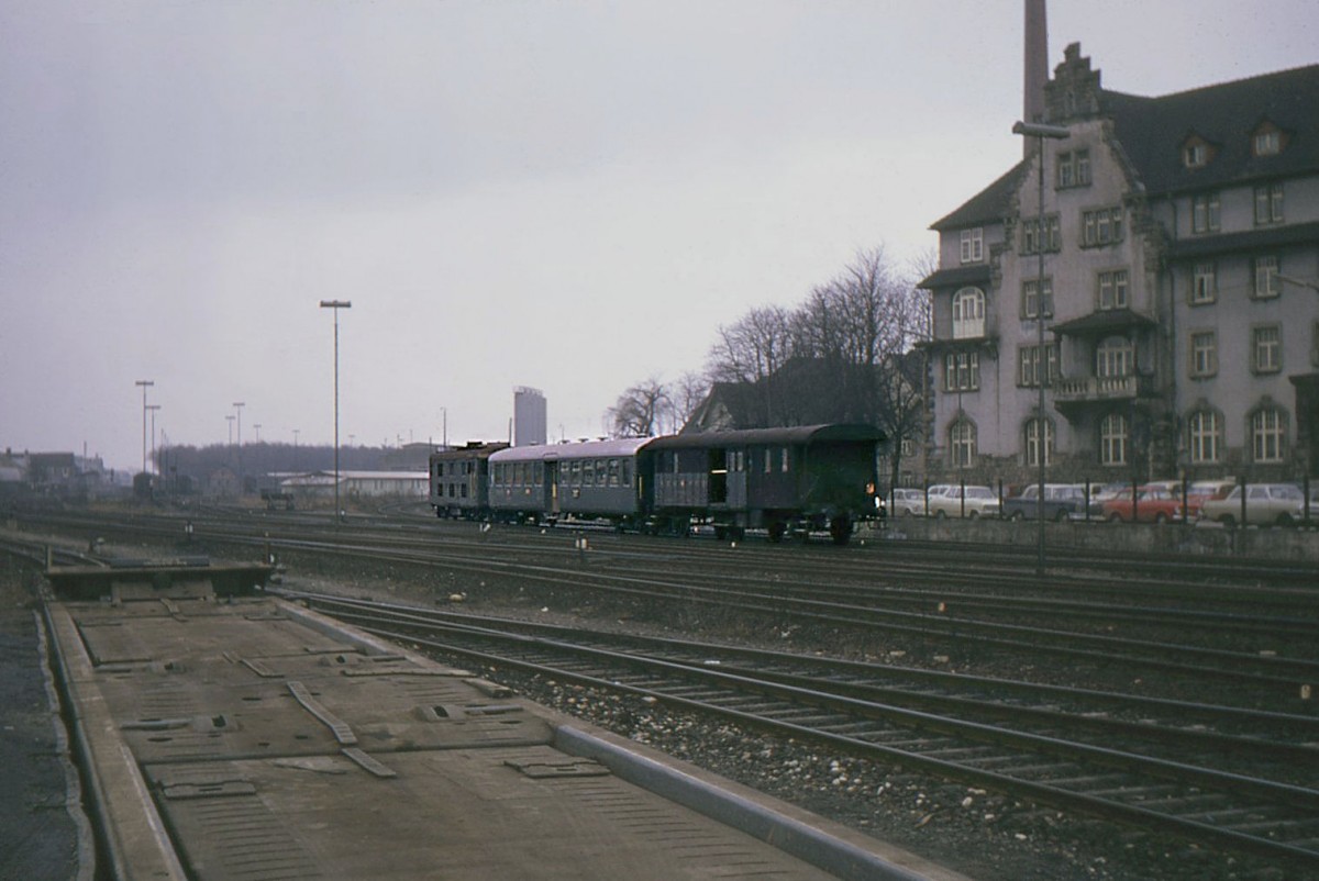 Am Bahnhof von Singen (Hohentwil): SBB-Zug der damaligen Strecke nach Etzwilen mit Lok Bm4/4 18452, Leichtstahlwagen 50 85 20-39 121 und einem zweiachsigen Gep�ckwagen. 28.Februar 1969. 