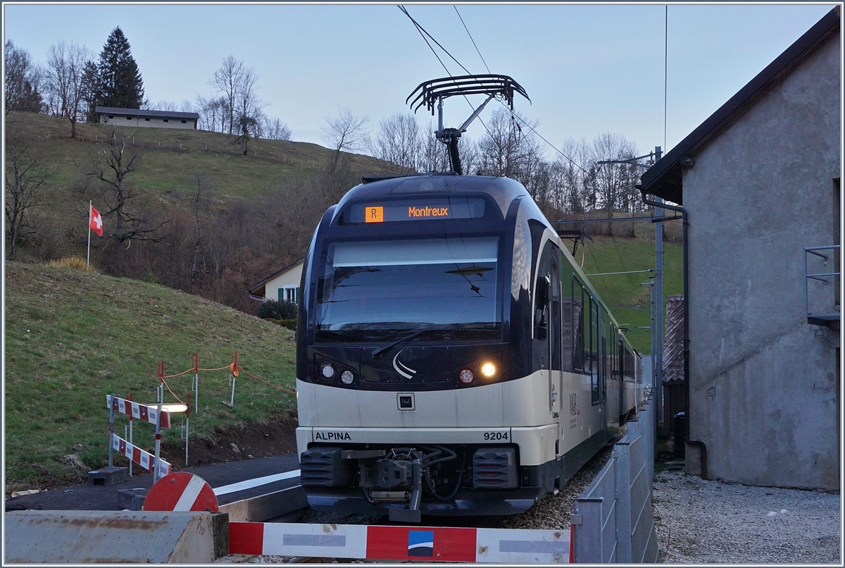 Am Prellbock von Montbovon wartet der MOB  Alpina  Be 4/4 9204 auf die Abfahrt Richtung Montreux.
2. April 2018