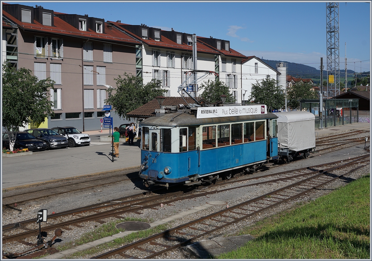 Am Samstag, den 13. Juni um 10:10 sollte (endlich) der erste Bloany Chamby Zug von Blonay nach Chaulin fahren (was er dann auch tat), doch vorher verkehrte noch dieser Dienstzug, der hier in Blonay auf die Abfahrt wartet. 

13. Juni 2020