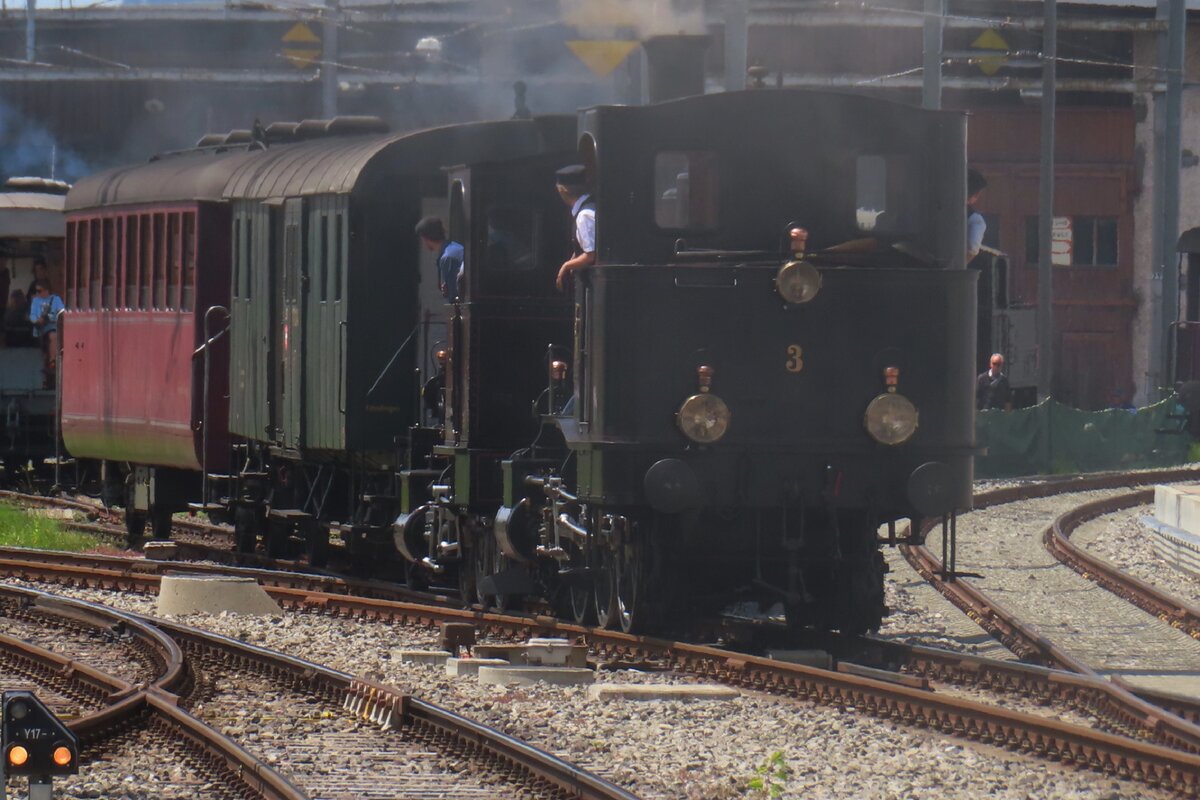 Am Sonntag 18 Mai 2025 neigt sich langsam das viel zu kurze Bahnspektakel  150 Jahre Emmental zum Ende. Der Sensation, LOk-3 LANGNAU, verlasst das Depot von Konolfingen und wird vom Bahnsteig ins Bahnhof von Konolfingen fotografiert. Herrliche Züge in schöne Landschafte und das beste Wetter kooperierten um das Bahnspektakel zum unvergessliches Erfolg zu machen.