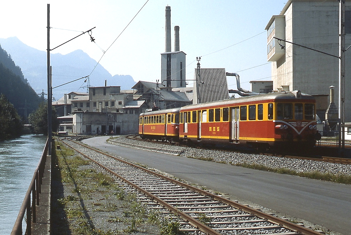 Am Zementwerk Lor�ns vorbei fahren ES 10.203 oder 204 (ex MThB ABDm 2/4) und ET 10.103 oder 104 der Montafonerbahn in Richtung Schruns (August 1982)