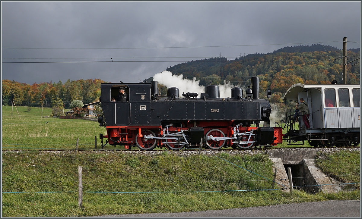 Am zweiletzten Wochenende der 52. Saison dampft die G 2x 2/2 bei Cornaux in Richtung Blonay.

18. Okt. 2020