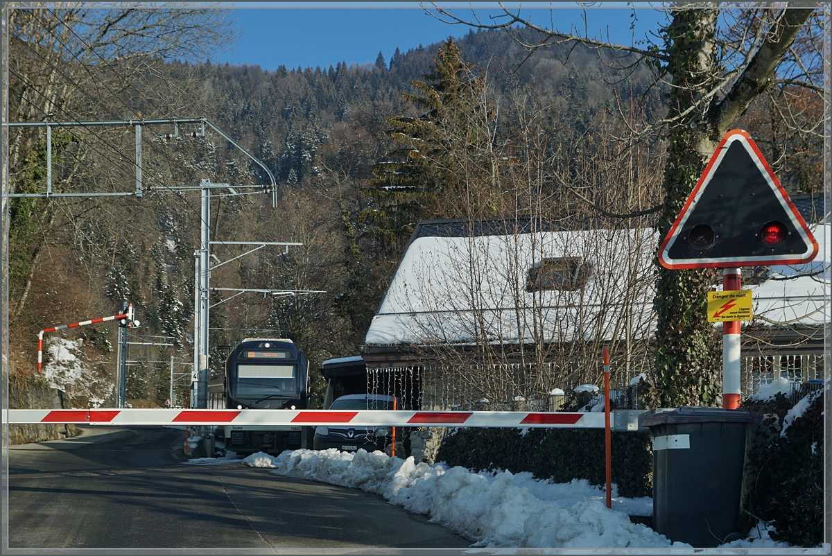 An der Bahnschranke...
Ein MVR ABeh 2/6 erreicht in Kürze Sendy-Sollard. 

10. Jan. 2021