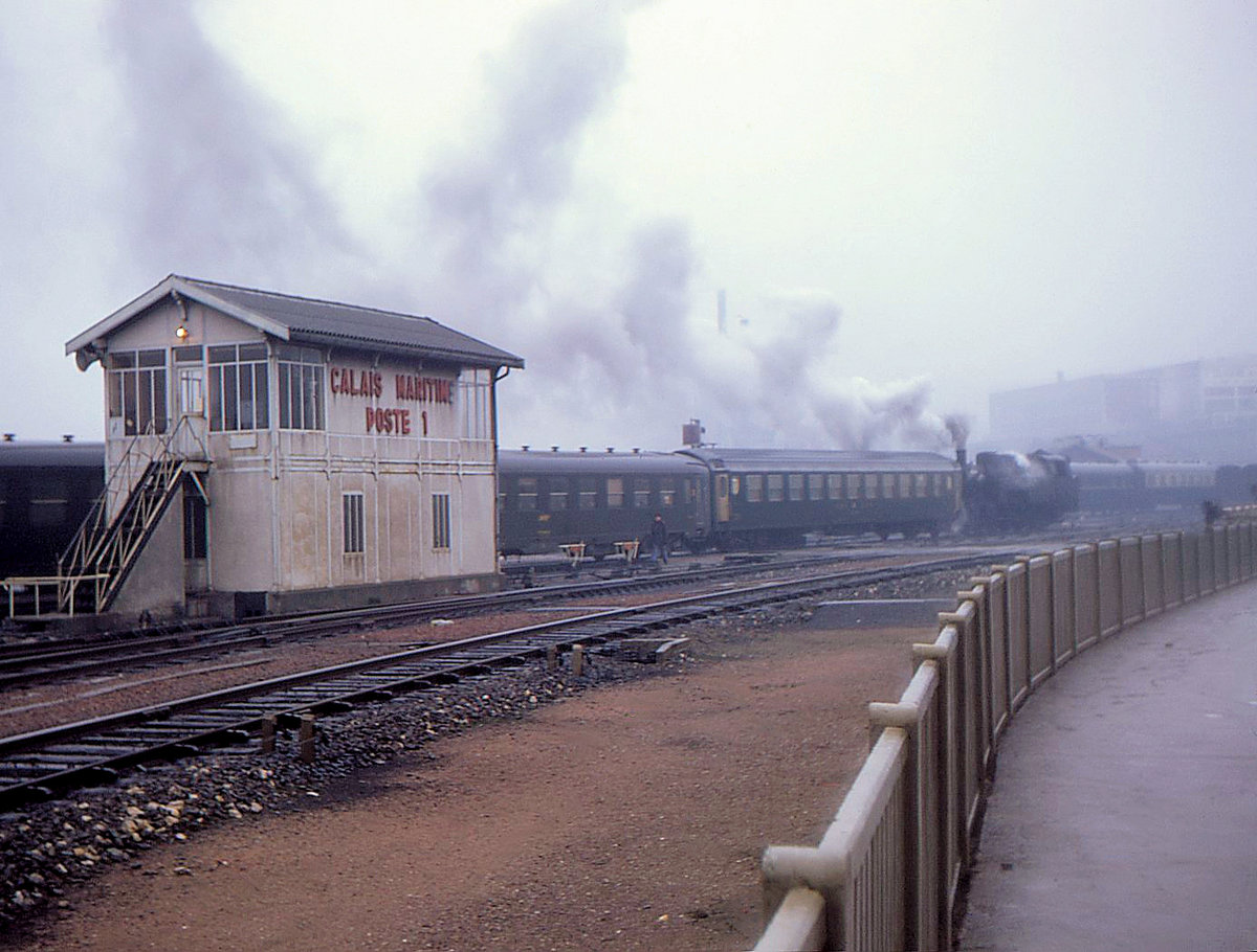 An diesem d�steren Tag hat Couchettes-Wagen 51 85 50-40 006 eine englische Reisegruppe nach Calais gebracht und wird nun im Hafen Calais Maritime herumrangiert. 10.Januar 1970 