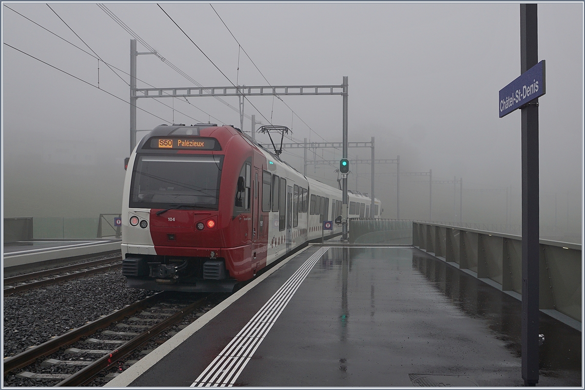 An diesem garstigen Frühwintertag verkehren zum ersten Mal seit dem 3. März wieder Züge von Châtel St-Denis (neuer Durchgangsbahnhof) nach Palézieux. Im Bild der TPF SURF ABe 2/4 104 - B - Be 2/4 104  Dzodezet Express  der als S50 14823 von Montbovon nach Palézieux den neuen Durchgangsbahnhof von Châtel St-Denis verlässt.

1. Dezember 2019