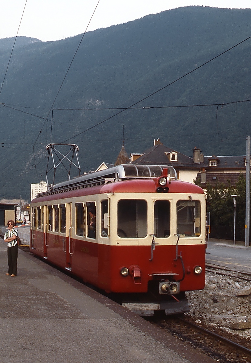 An einem Juliabend 1983 steht ein BDeh 4/4 der MC abfahrbereit im Bahnhof Martigny