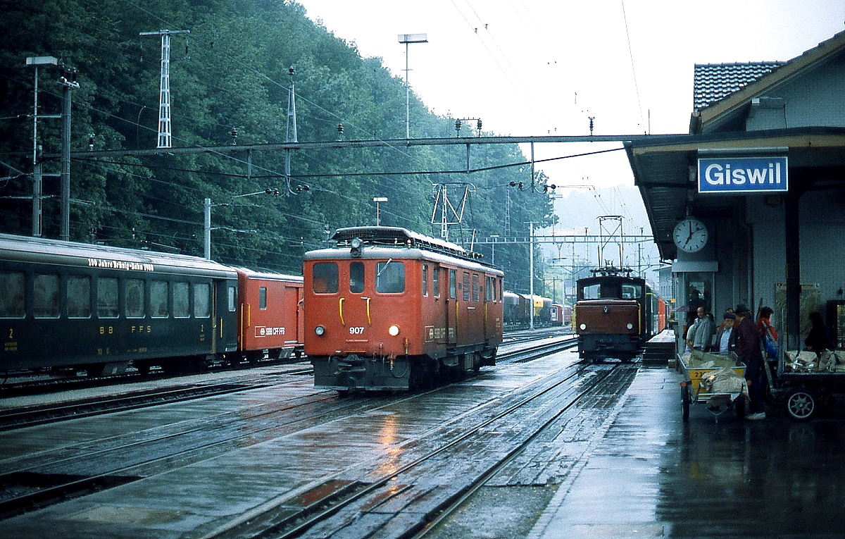 An einem Regentag im Juni 1990 rangiert Deh 4/6 907 der Br�nigbahn im Bahnhof Giswil