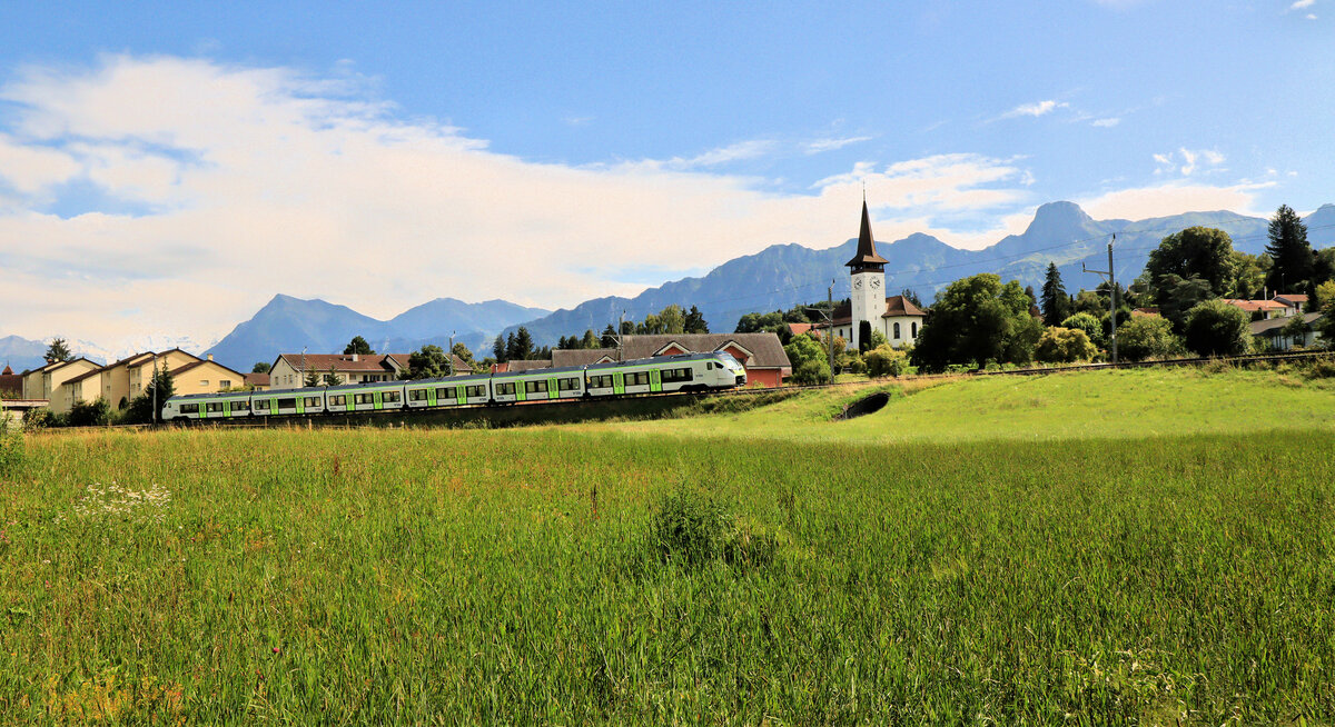An der Rampe nach Uetendorf hinunter (Gürbetalbahn): Längere Zeit wurden einige Kurse der S4 mit den neuen MIKA 528 100 gefahren; jetzt sind besondere S-Bahn-MIKA (528 200, mit dem  S -Zeichen) auch im Einsatz, hier 528 201 oder 202. 8.August 2023 