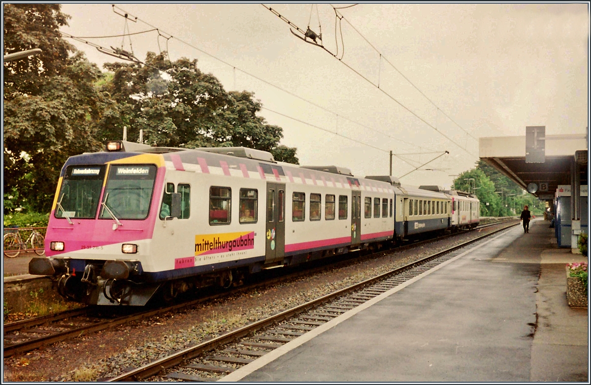 An der Spitze des Nahverkehrszuges nach Weinfelden hier beim Halt in Radolfzell ist der MThB Steuerwagen 29-39-216-5.

29. April 1995 

