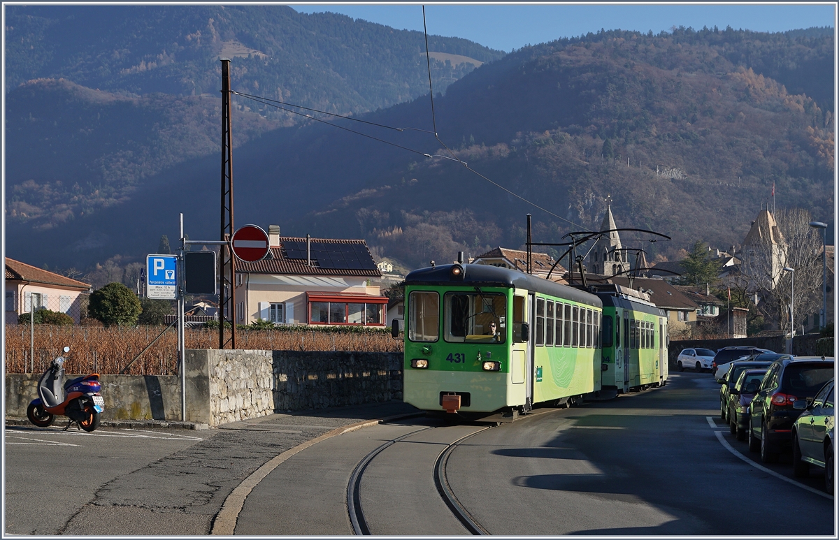 An der Strasse zwischen Ailge Dépot ASD und Aigle tragen zum Tiel noch alte Maste die kürzlch erneuerte Fahrleitung
Im Bild der ASD BDe 4/4 404 mit seinem Bt auf dem Weg zum Bahnhof Aigle am 14. Jan. 2016