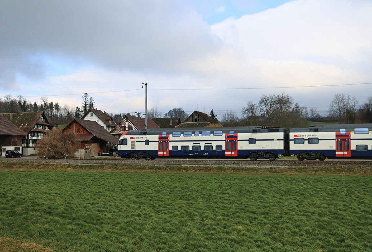 An der Strecke Zug - Zürich via Affoltern am Albis: An dieser Strecke gibt es noch einige prachtvolle Bauernhäuser im zürcher Stil. Zug 511 060 fährt an solchen vorbei. 6.Februar 2023 