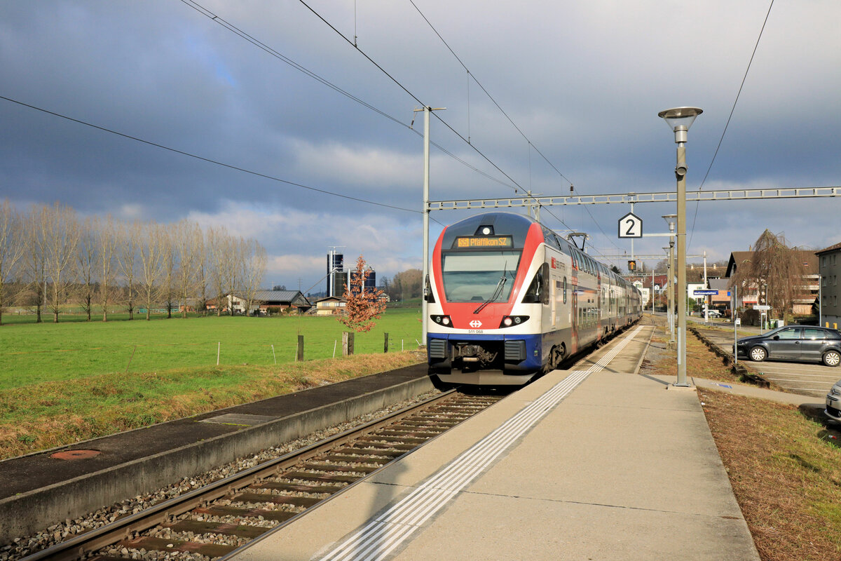 An der Strecke Zug - Zürich via Affoltern am Albis: Die Züge südlich von Affoltern sind S-Bahnzüge der Linie S5, welche eine recht abenteuerliche Strecke befahren: Zug - Affoltern - Zürich (Altstetten - Hardbrücke - Stadelhofen) - Uster - Wetzikon - Rüti - Rapperswil - Seedam - Pfäffikon (Schwyz). Hier Zug 511 068 bei der Ausfahrt aus Mettmenstetten, 6.Februar 2023 