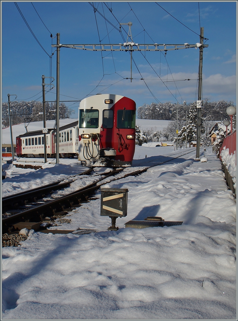 An der Weiche 1 Ch�tel vereinigen bzw. trennen sich die Strecken von und nach Pal�zieux und Bulle. Nach aktuellen Planungen soll der Bahnhof Ch�tel St-Denis zum Durchgangsbahnhof umgebaut werden.
Der hier einfahrende TPF Regionalzug kommt aus Pal�zieux.
21. Jan. 2015