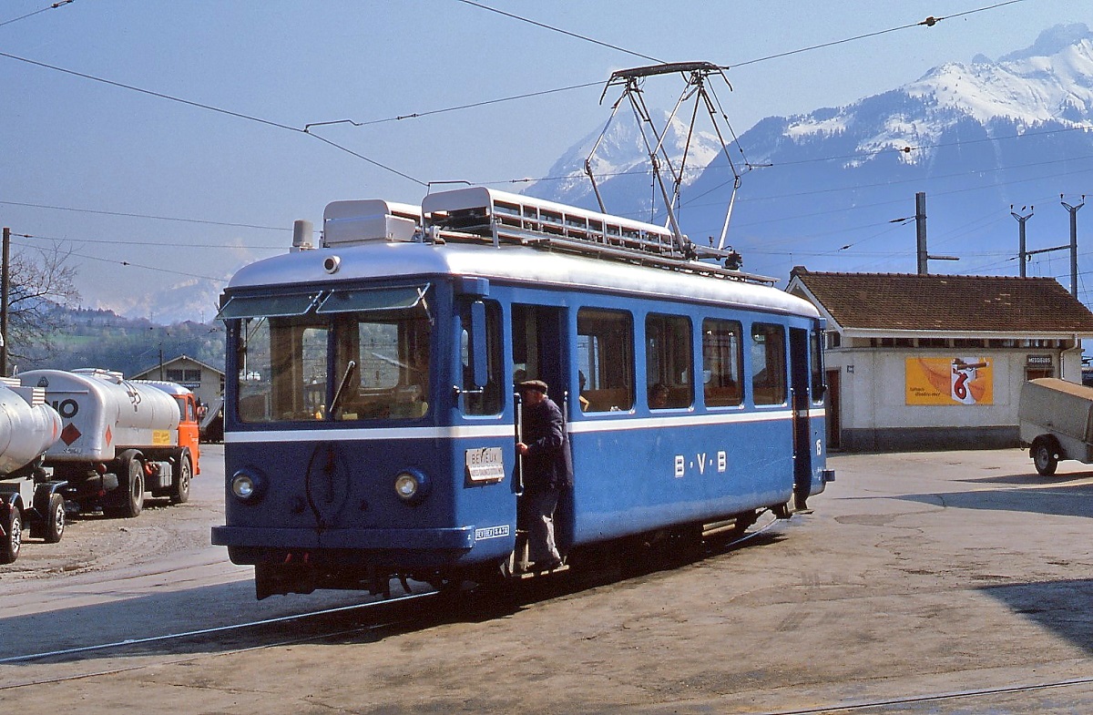 Angeregt durch Ollis Fotos von der BVB habe ich nachgeschaut, ob ich noch nicht eingestellte Bilder von meinen Besuchen 1980/83 habe und bin fündig geworden, hier der Be 2/3 15 auf dem Bahnhofsvorplatz von Bex im Mai 1980 