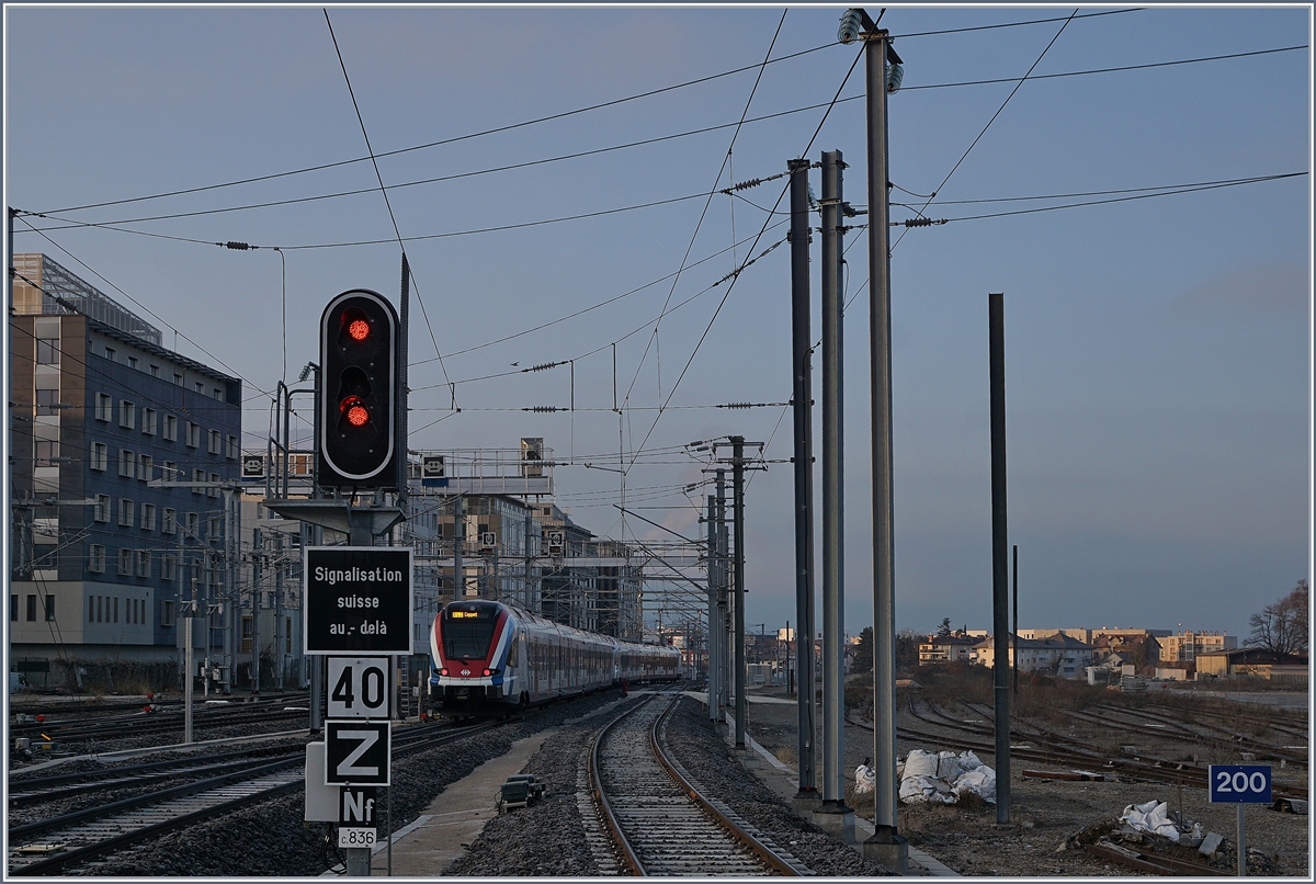 Annemasse mit einem ausfahrenden RABe 522 Léman Express in Richtung Genève beim Erreichten des Strom- und Systemwechsel in Richtung Schweiz; eine technisch äusserst anspruchsvolle Stelle der CEVA. 

21. Jan. 2020
