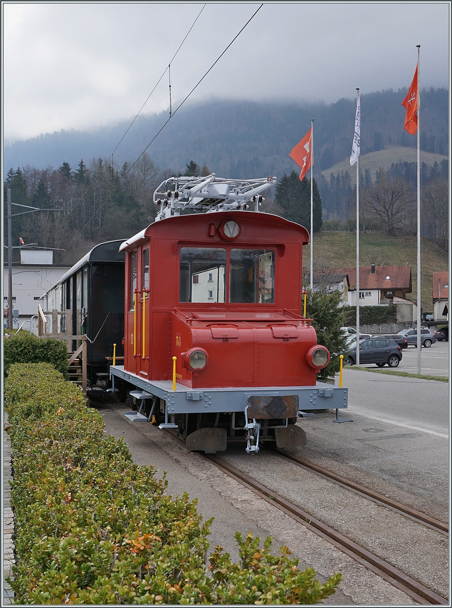 Anschluss verpasst: Dieser alte GFM -Zug hat den Anschluss verpasst, das Metspurgleis ist weg und somit ist er ein perfektes  Denkmal für die Schokoladenfabrik im Hintergrund. welche auf kurzfristige Aktionärszufriedenheit statt auf Nachhaltigkeit setzt...

3. April 2021