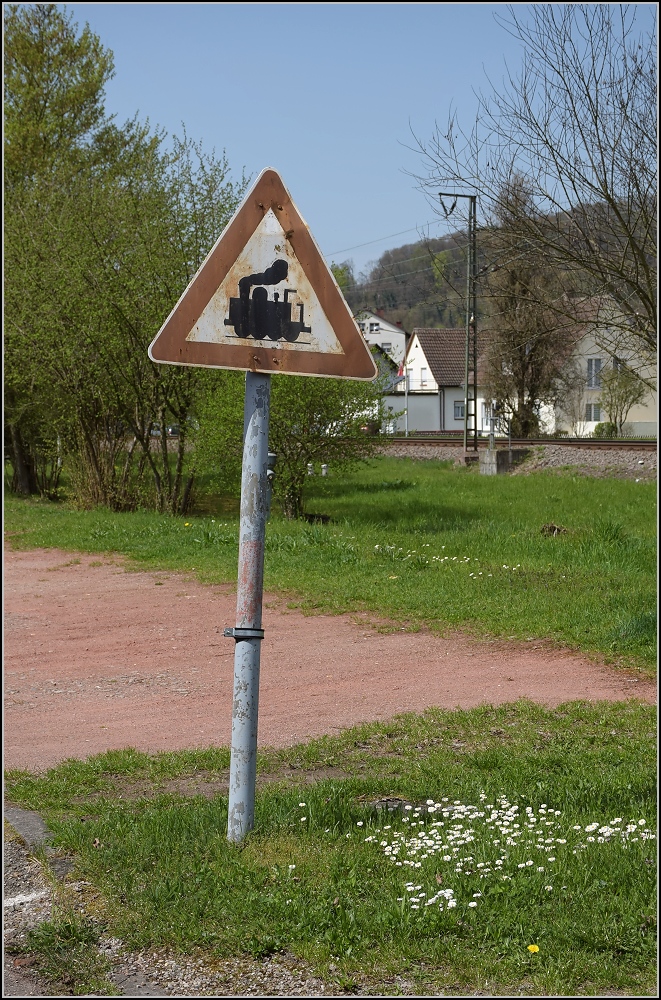 Antiquierte Warntafel an ehemaliger Kreuzung mit einem Werksgleis in Lörrach-Brombach. April 2018.