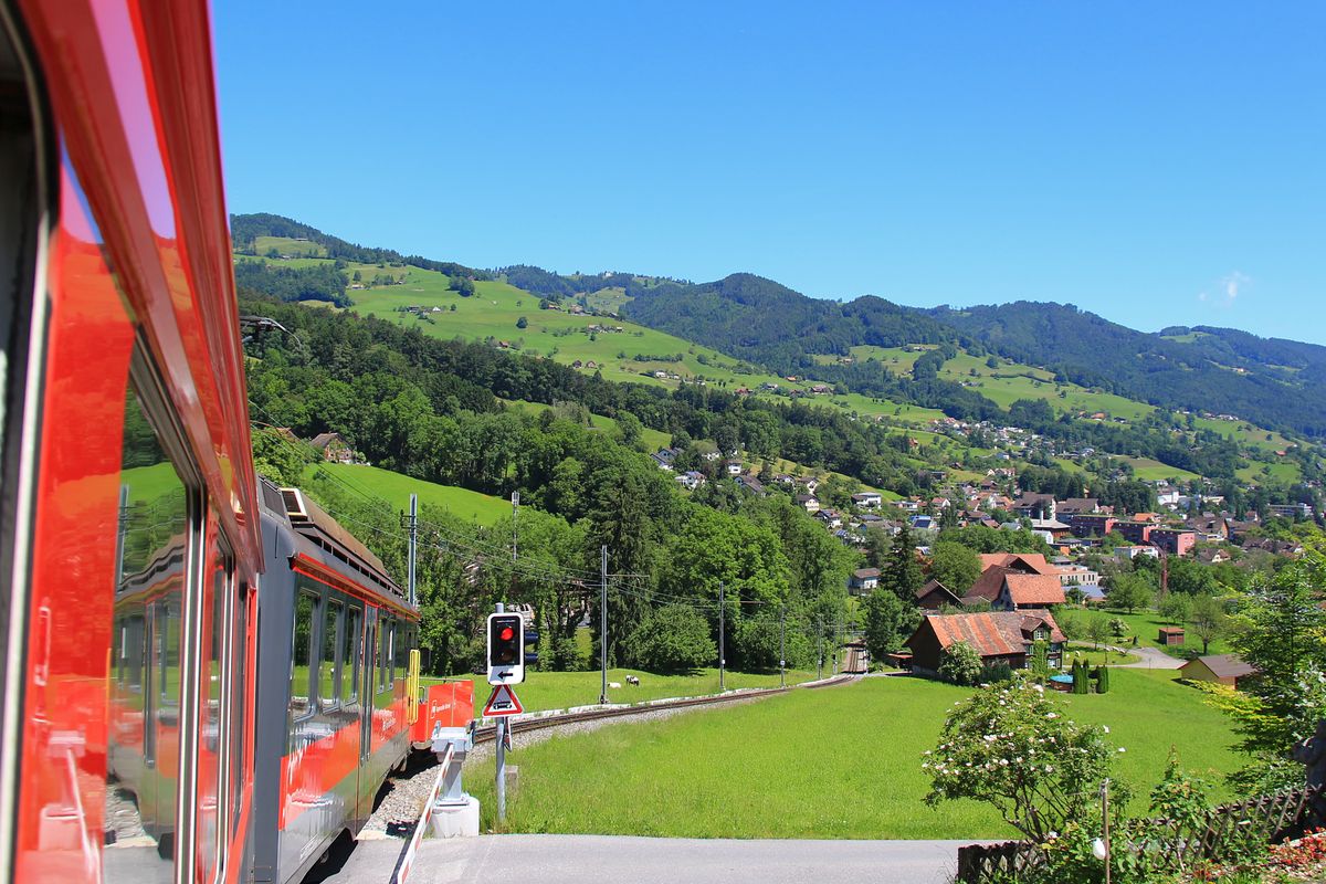 Appenzellerbahnen, Gais - Altstätten Stadt: Triebwagen 17 oberhalb Altstätten. 10.Juni 2016. 