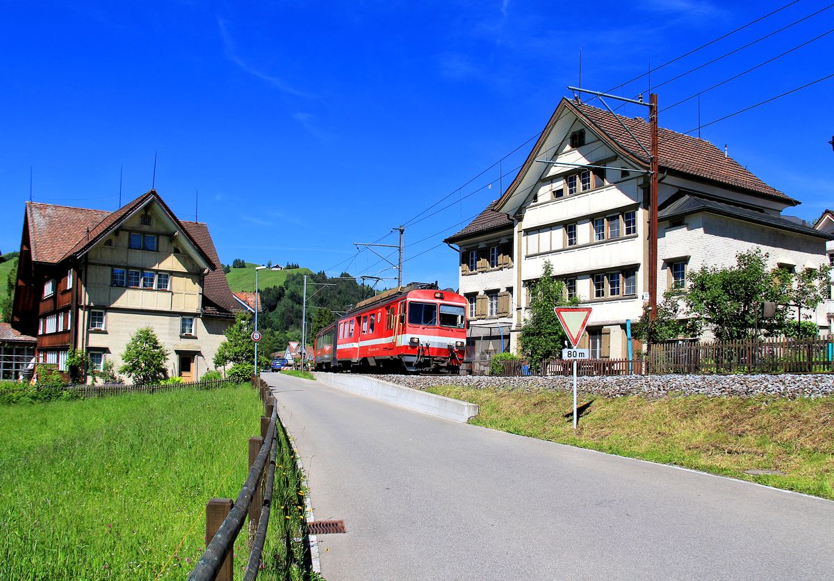 Appenzellerbahnen - inmitten schöner Appenzellerhäuser, Triebwagen 11. 10.Juni 2016. 