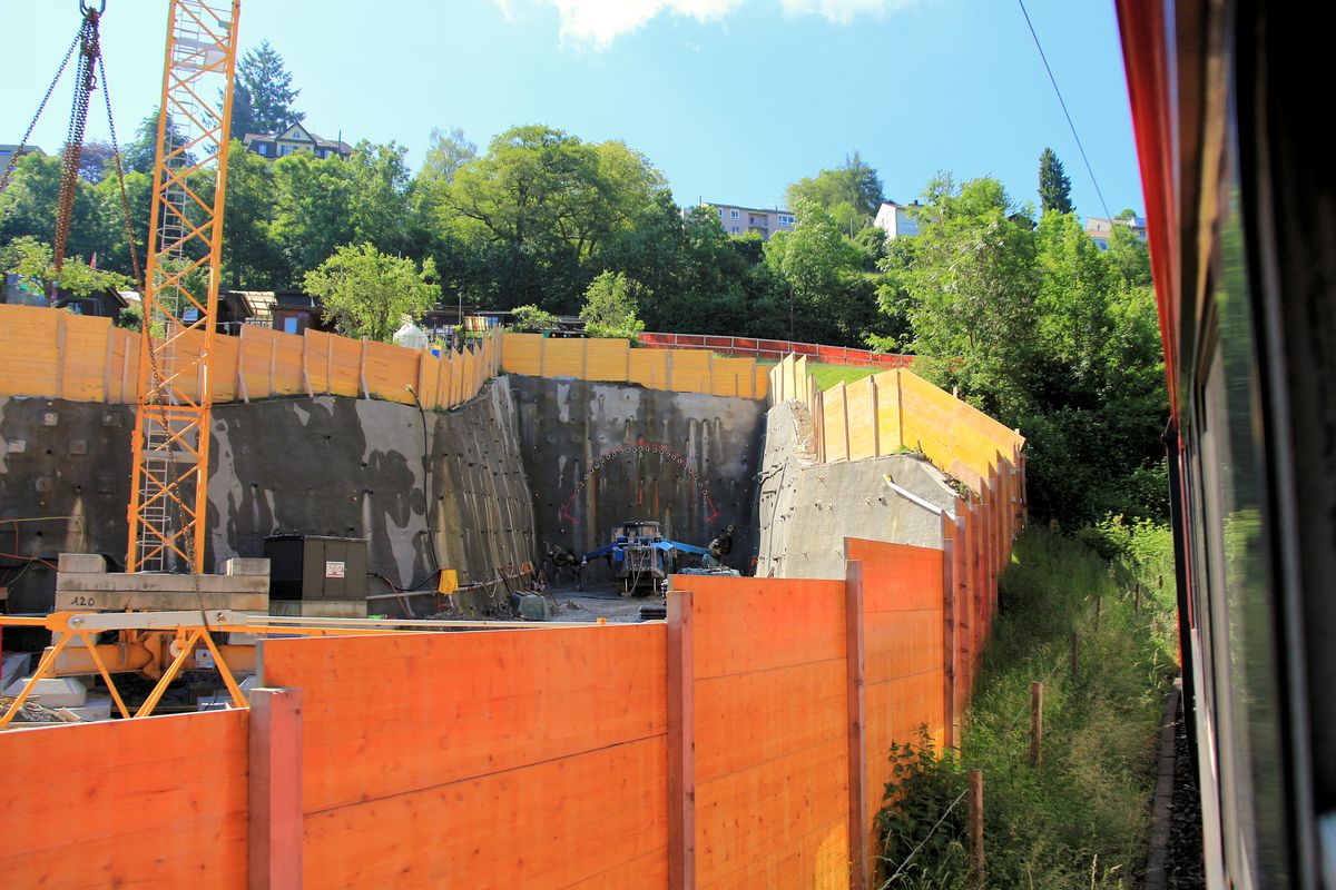 Appenzellerbahnen - Zahnstangenrampe von St.Gallen nach Riethüsli. Der Bau des neuen Tunnels, der diesen Streckenabschnitt eliminieren wird, schreitet voran. 10.Juni 2016. 