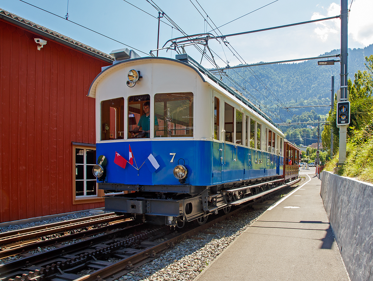 
Arth-Rigi-Bahn (ARB) - Der historische Triebwagen BDhe 2/4 Nr. 7 (ex BCFhe 2/4 Nr. 7) mit dem Vorstellwagen Nr. 32 (ex Wagen Nr. 5) kommt am 01.08.2019 vom Rigi in Arth-Goldau an.

Der Triebwagen wurde 1925 von SIG, SLM und MFO gemeinsam gebaut. Im Jahr 1939 wurde der Triebwagen 7 in den heutigen BDhe 2/4 umgebaut, dabei wurde die Leistung von 288 PS auf 610 PS erhöht womit die Geschwindigkeit von 12 km/h auf 15 km/h gesteigert werden konnte.

Der Triebwagen der Rigi-Bahnen (RB) wurde 1925 von der damaligen Arth-Rigi-Bahn (ARB) sich selbst zum 50-jährigen Jubiläum geschenkt. Er ist dem 1911 beschafften BCeh 2/3 6 ähnlich, hat jedoch vier Achsen erhalten, und eine erhöhte Leistung damit er bis zu zwei Vorstellwagen bergwärts schieben konnte. Wie es bei der ARB bereits Tradition war erhielt auch dieser Triebwagen ein Gepäckabteil.

Dank der Anschaffung dieses Triebwagens konnte auf den Einsatz der Dampflokomotiven verzichtet werden. Für den Winter 1928 erhielt der Triebwagen eine elektrische Heizung.

Die Arth-Rigi-Bahn (ARB) ist eine Normalspurige Zahnradbahn mit dem Zahnstangensystem Riggenbach die maximale Neigung beträgt 201 ‰.

Technische Daten BDhe 2/4 Nr. 7:
Inbetriebnahme:  1925
Hersteller: SIG/SLM/MFO
Spurweite: 1.435mm
Fahrleitungsspannung: 1500V DC
Achsfolge: 2z'2'z
Raddurchmesser: 955 mm
Stundendrehzahl: 1.180 min-1
Stundenleistung: 448kW (610 PS)
Übersetzung: 1:14,75
Stundenzugkraft: 108kN
Höchstgeschwindigkeit: 15km/h (Berg- und Talfahrt)
Länge über Puffer: 12.200 mm
Gesamtachsstand: 7.600 mm
Achsabstand im Drehgestell: 2.050 mm
Dienstgewicht: 25,5 t
Ladegewicht: 1,0 t
Sitzplätze: 66
Stehplätze: 10
Zulässiges Vorstellgewicht : max. 14t
