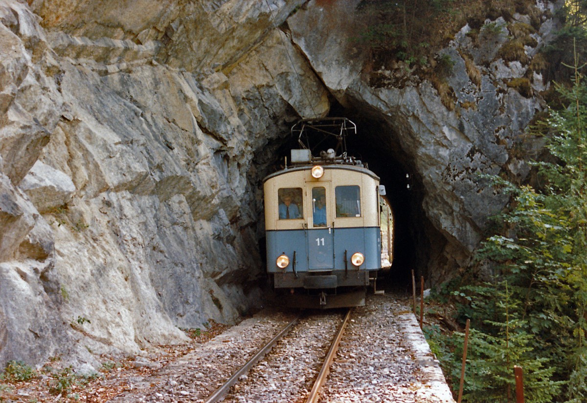 ASD-Triebwagen mit  zwei Gesichtern : Mehrere Jahre stand der ABDe 4/4 11 (1913) mit zwei verschiedenen Stirnfronten im Einsatz, was von den Passagieren kaum wahrgenommen wurde. Frontansicht der Seite Le Sepey, aufgenommen zwischen Aigle und Le Sepey im August 1983.
Foto: Walter Ruetsch 